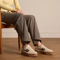 Manfield Beige leren sneakers met suède details^DAMES Sneakers