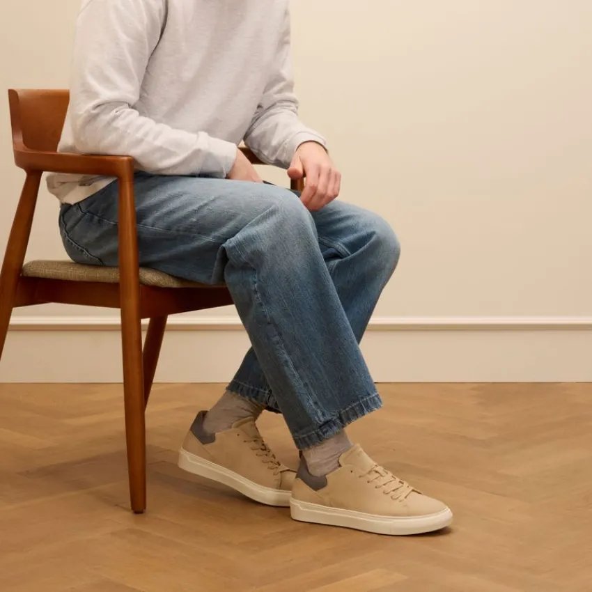 Manfield Beige nubuck sneakers met grijze details^Heren Sneakers