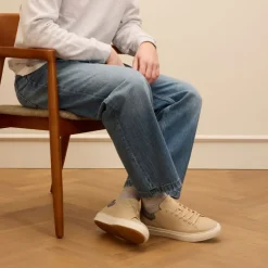 Manfield Beige nubuck sneakers met grijze details^Heren Sneakers