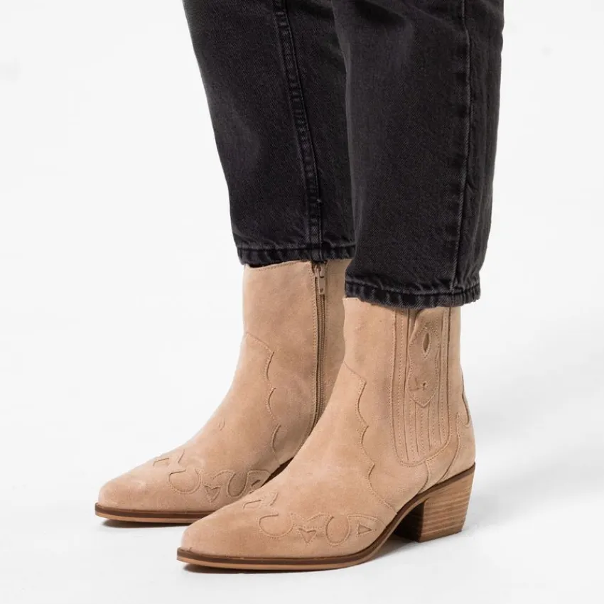 Manfield Beige suède cowboylaarzen^DAMES Enkellaarsjes