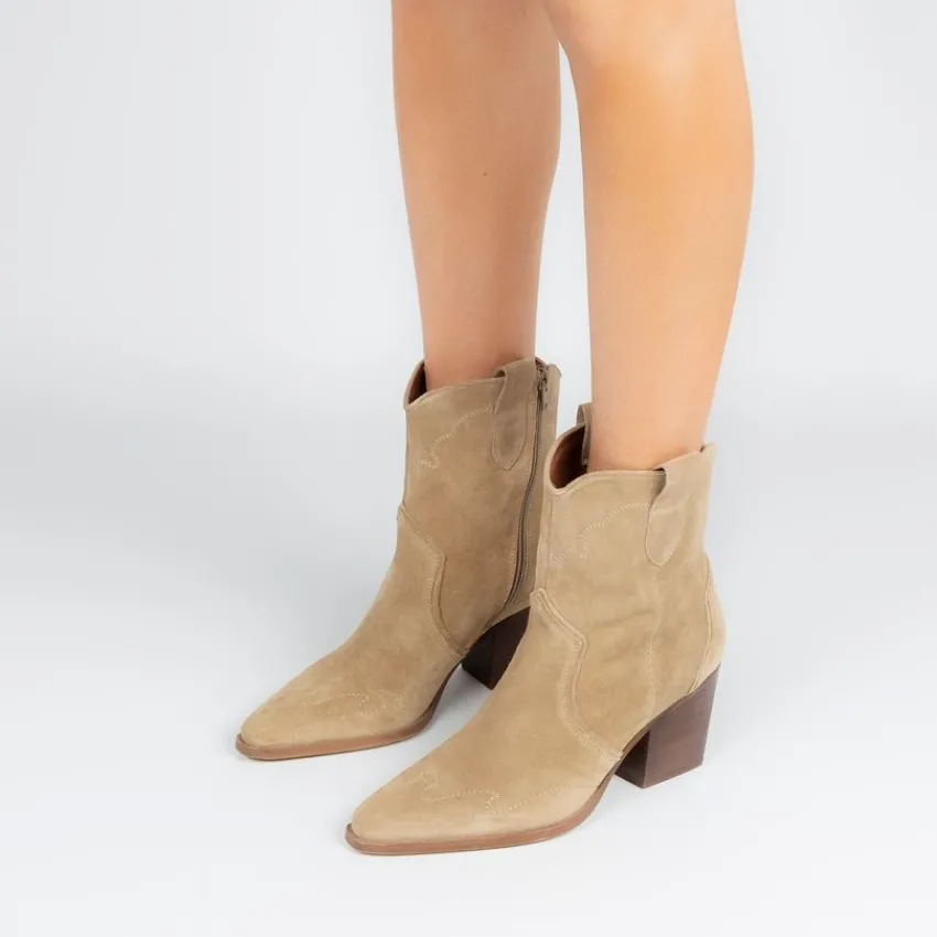 Manfield Beige suède cowboylaarzen^DAMES Enkellaarsjes