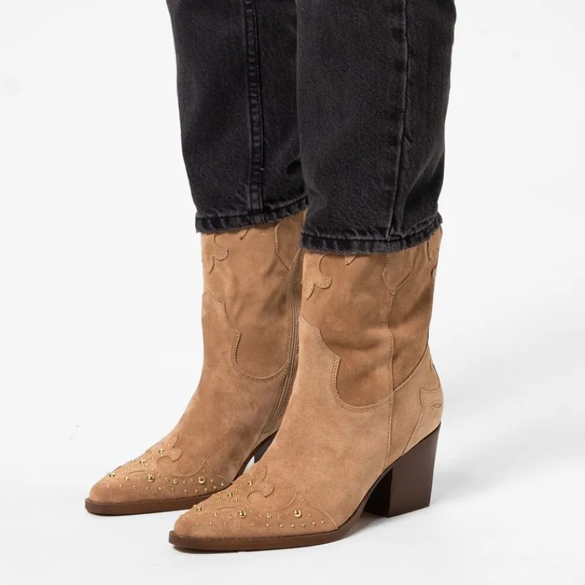 Manfield Beige suède cowboylaarzen met goudkleurige studs^DAMES Enkellaarsjes