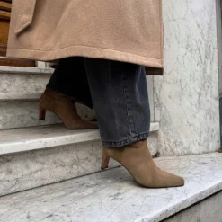 Manfield Beige suède enkellaarsjes met hak^DAMES Enkellaarsjes