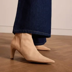 Manfield Beige suède enkellaarsjes met hak^DAMES Enkellaarsjes