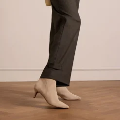 Manfield Beige suède enkellaarsjes met hak^DAMES Enkellaarsjes