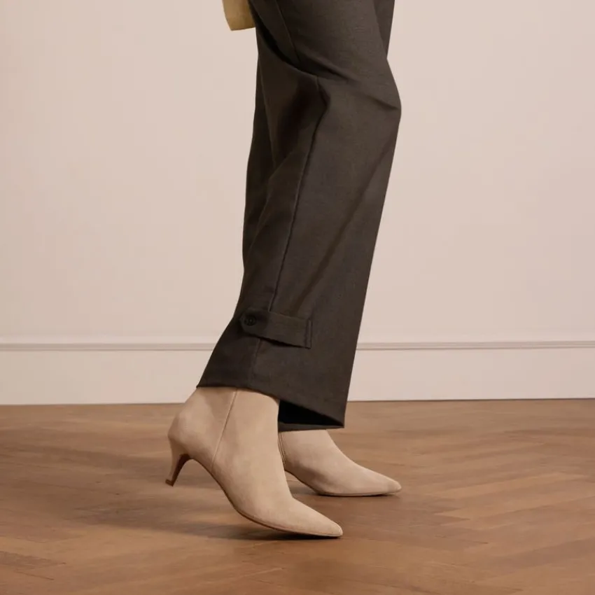 Manfield Beige suède enkellaarsjes met hak^DAMES Enkellaarsjes