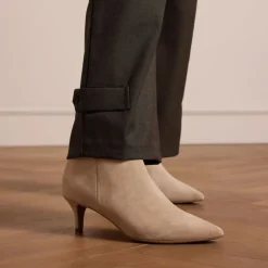 Manfield Beige suède enkellaarsjes met hak^DAMES Enkellaarsjes