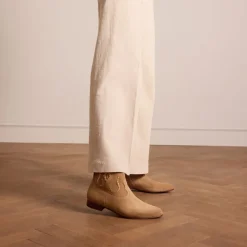 Manfield Beige suède enkellaarsjes met gouden details^DAMES Enkellaarsjes