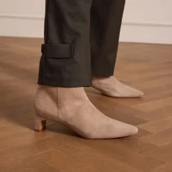 Manfield Beige suède enkellaarsjes met hak^DAMES Enkellaarsjes