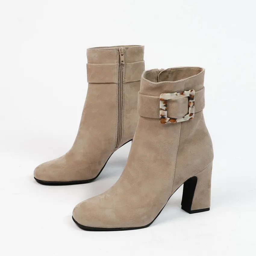 Manfield Beige suède enkellaarsjes met gesp^DAMES Enkellaarsjes