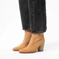 Manfield Beige suède laarsjes met blokhak^DAMES Enkellaarsjes