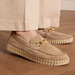 Manfield Beige suède loafer met goudkleurig detail^DAMES Loafers