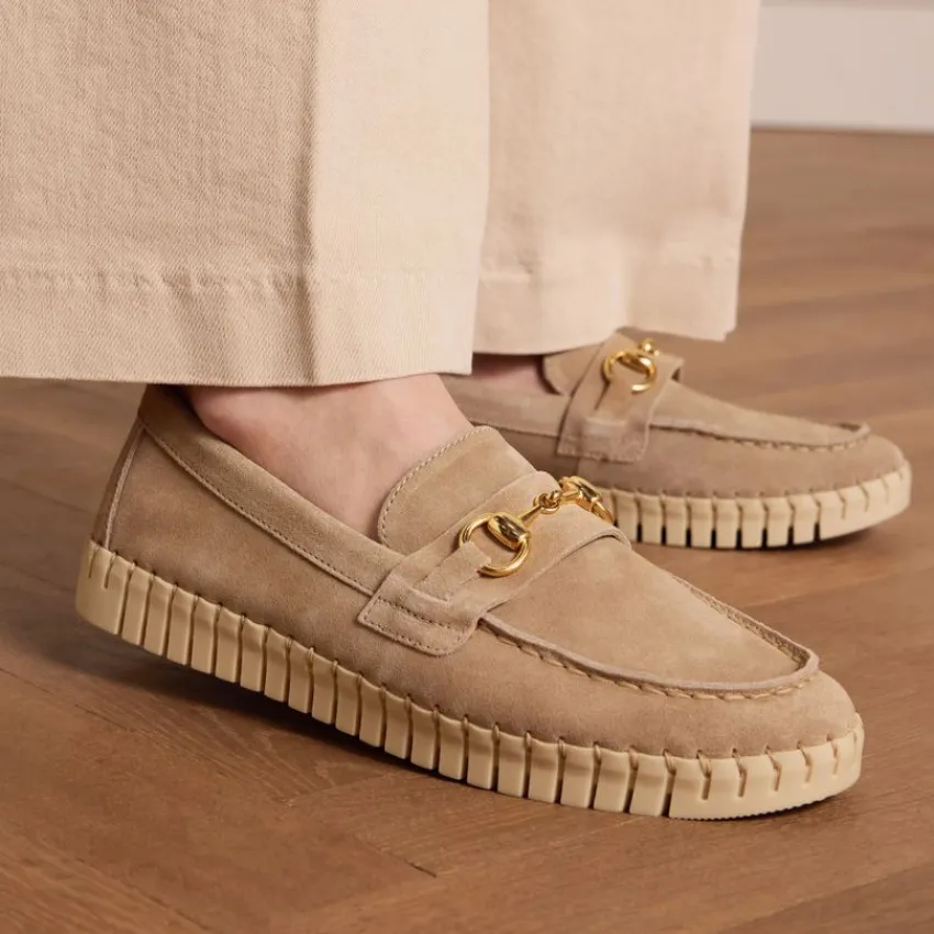 Manfield Beige suède loafer met goudkleurig detail^DAMES Loafers