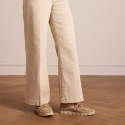 Manfield Beige suède loafer met goudkleurig detail^DAMES Loafers