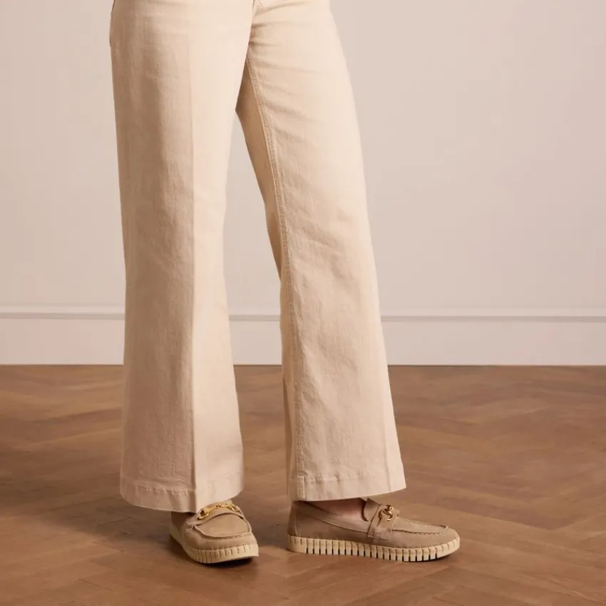 Manfield Beige suède loafer met goudkleurig detail^DAMES Loafers