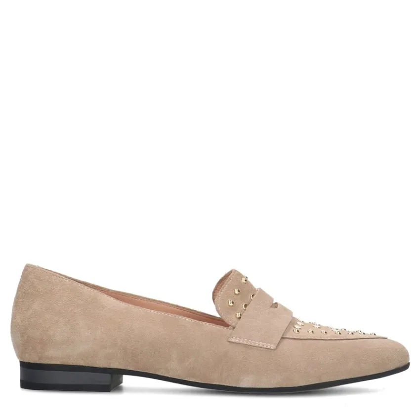 Manfield Beige suède loafers met goudkleurige studs^DAMES Loafers