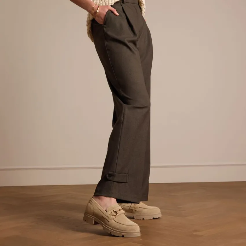 Manfield Beige suède loafers met goudkleurige details^DAMES Loafers