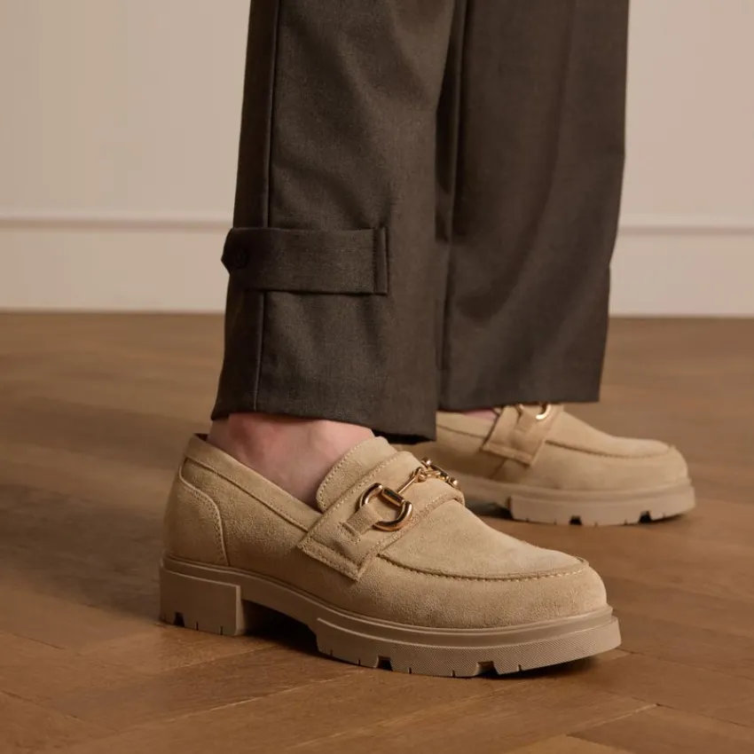 Manfield Beige suède loafers met goudkleurige details^DAMES Loafers