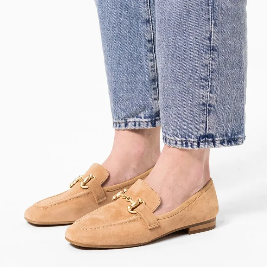 Manfield Beige suède loafers met goudkleurig detail^DAMES Loafers