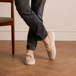 Manfield Beige suède loafers met kwastjes^Heren Loafers