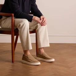 Manfield Beige suède loafers met sportieve zool^Heren Loafers