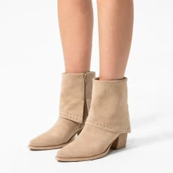 Manfield Beige suède overslaglaars met studs^DAMES Laarzen|Enkellaarsjes