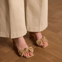 Manfield Beige suède sandalen met hak^DAMES Sandalen