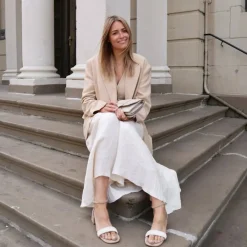 Manfield Beige suède sandalen met hak met strass^DAMES Sandalen