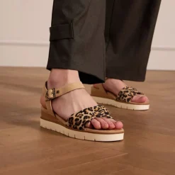 No Stress Beige suède sandalen met leopard details^DAMES Sandalen