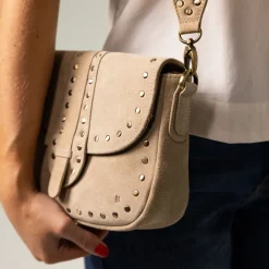 Manfield Beige suède schoudertas met gouden studs^ Schoudertassen