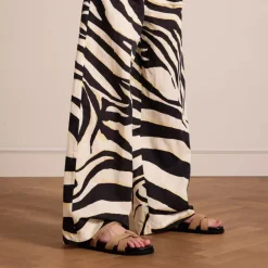 Manfield Beige suède slippers met bandje^DAMES Slippers