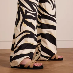 Manfield Beige suède slippers met bandje^DAMES Slippers