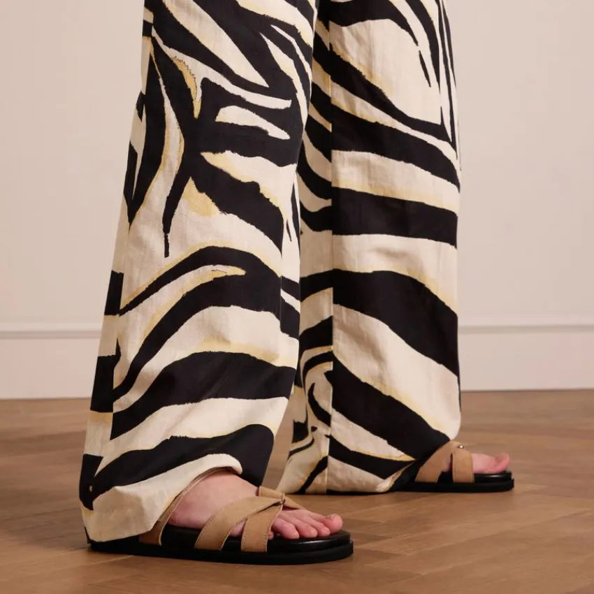 Manfield Beige suède slippers met bandje^DAMES Slippers