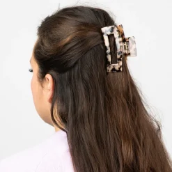 Manfield Bruin gekleurde haarclip met print^ Haaraccessoires