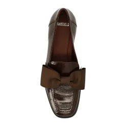 Manfield Bruine lakleren loafers met strik^DAMES Loafers