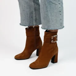 Manfield Cognac suède enkellaarsjes met gesp^DAMES Enkellaarsjes