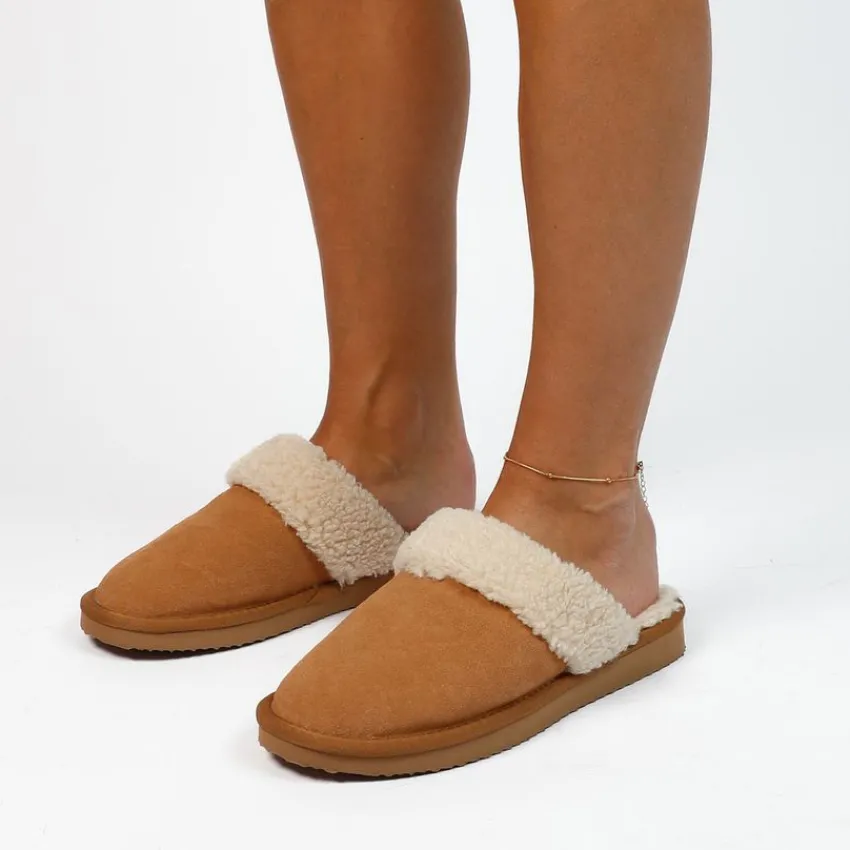 Manfield Cognac suède pantoffels met imitatiewol^DAMES Pantoffels