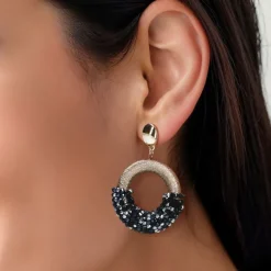 Manfield Goudkleurige oorbellen met zwarte glaskralen^ Sieraden