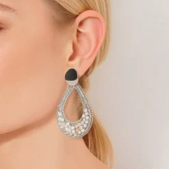 Manfield Goudkleurige oorbellen met beige glaskralen^ Sieraden