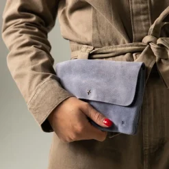 Manfield Licht blauwe suède clutch^ Clutches