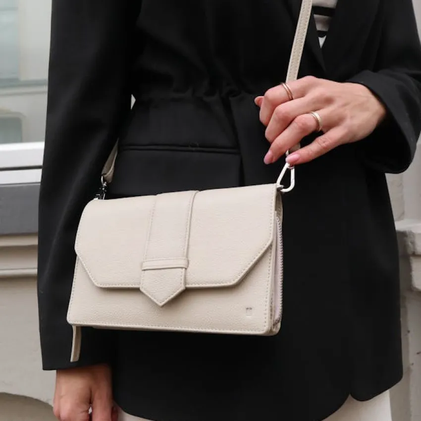 Manfield Off white leren clutch^ Clutches