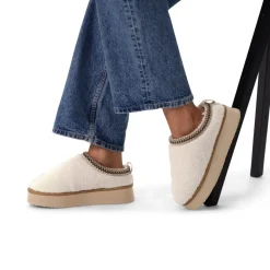 Manfield Off white teddy instappers^DAMES Pantoffels