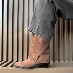 Manfield Taupe suède cowboy laarzen met flap^DAMES Enkellaarsjes