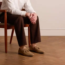 Manfield Taupe suède loafers met kwastjes^Heren Loafers