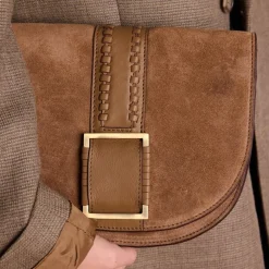 Manfield Taupe suède schoudertas met gesp^ Schoudertassen