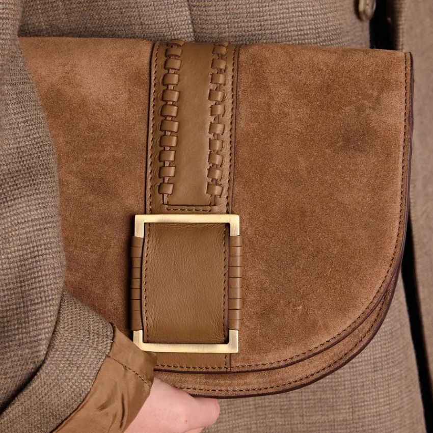 Manfield Taupe suède schoudertas met gesp^ Schoudertassen