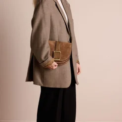 Manfield Taupe suède schoudertas met gesp^ Schoudertassen