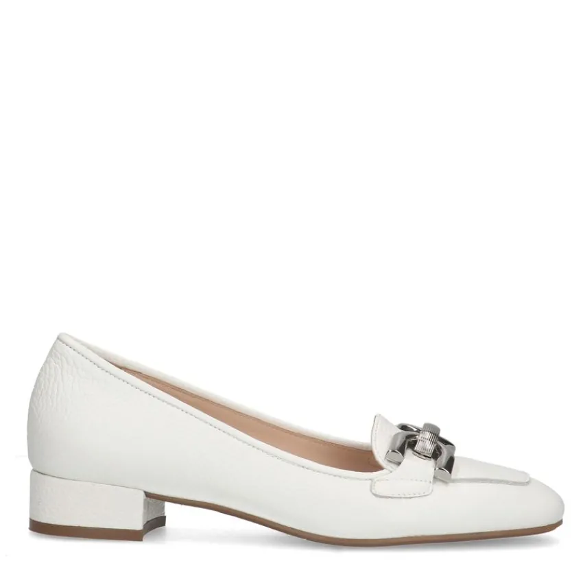 Manfield Witte leren loafers met zilverkleurige chain^DAMES Loafers