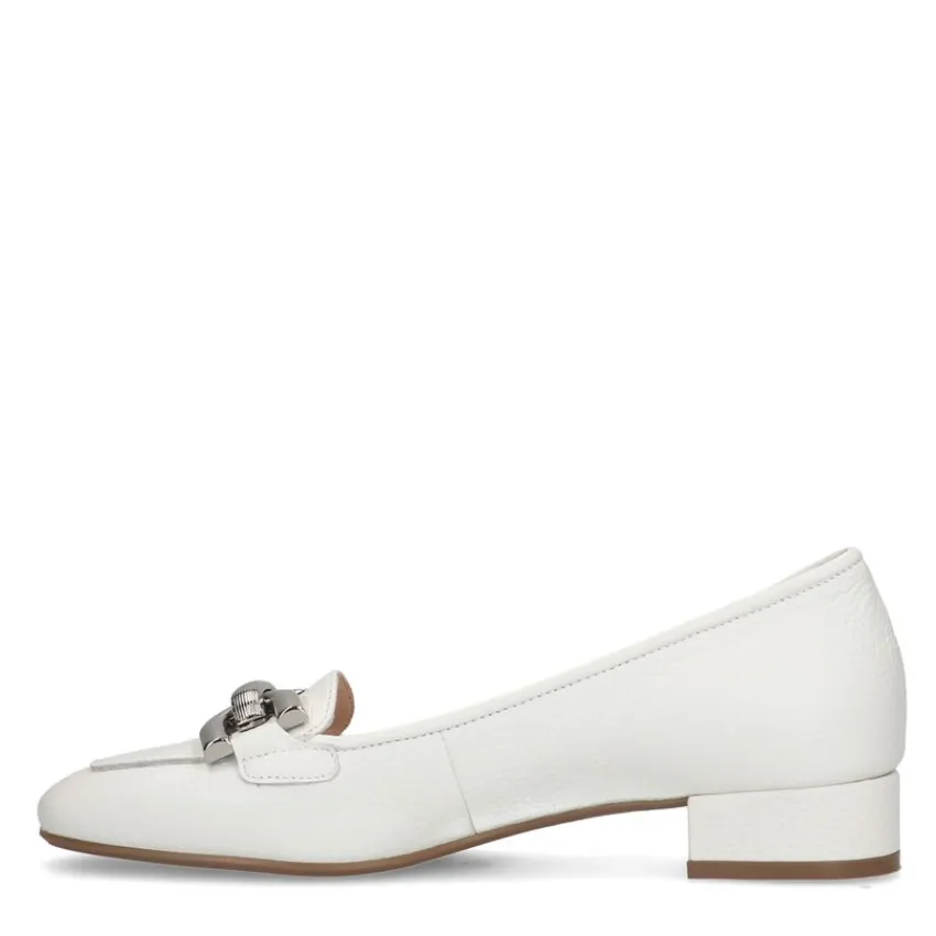 Manfield Witte leren loafers met zilverkleurige chain^DAMES Loafers