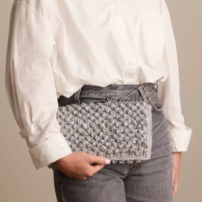 Manfield Zilveren clutch met gebreide details^ Clutches